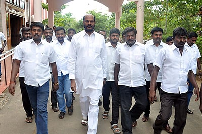 எழும்பூர் தொகுதியை ஜான் பாண்டியனுக்கு ஒதுக்கியதற்கு அதிமுகவினர் எதிர்ப்பு