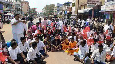 பாமகவிற்கு கும்மிடிப்பூண்டி: அதிமுகவினர் சாலை மறியல்