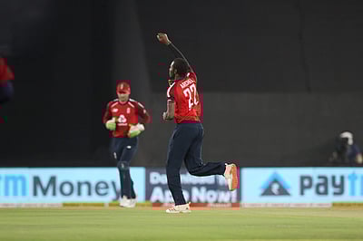 முதல் டி-20: ஜேசன் ராய் அதிரடியில் இங்கிலாந்து வெற்றி