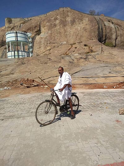 நாமக்கல் தொகுதியில் காந்தி வேடமணிந்து மனுத் தாக்கல் செய்த பொறியாளர்