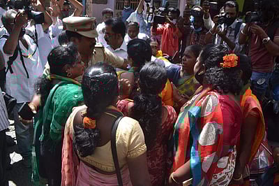 புதுச்சேரியில் பாஜக மகளிரணியினர் காங்கிரஸ் அலுவலகம் முற்றுகை