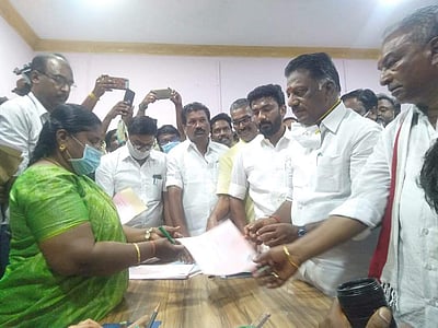 போடியில் துணை முதல்வர் ஓ.பன்னீர்செல்வம் வேட்புமனுத் தாக்கல்