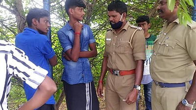 பள்ளி மாணவர்களின் கடுக்கனை கழட்டி நன்னெறி வகுப்பெடுத்த காவல்துறையினர்