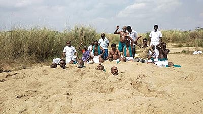 திருச்சி: காவிரி ஆற்று மணலில் புதைந்து விவசாயிகள் போராட்டம்