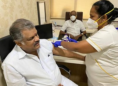 கரோனா தடுப்பூசி செலுத்திக்கொண்டார் ஜி.கே.வாசன்