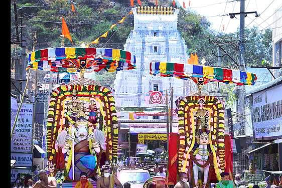 அதிகாரநந்தி வாகனத்தில் காளஹஸ்தீஸ்வரா் பவனி