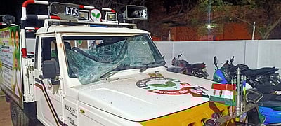 கடலூரில் அதிமுக கட்சி அலுவலகம் சூறை: அமைச்சரின் பிரசார வாகனம் சேதம்; அமைச்சர் மகன் உயிர் தப்பினார்