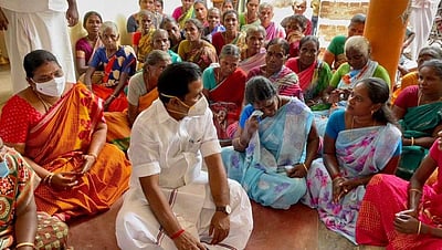 வலங்கைமானில் அமைச்சர் ஆர்.காமராஜிடம் உடல்நலம் விசாரித்து கண்ணீர் விட்ட பெண்கள் 