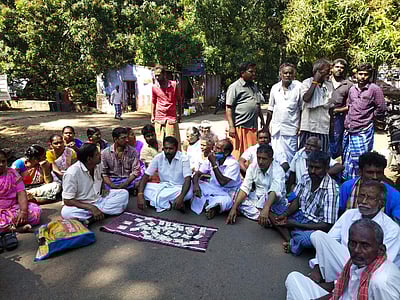 பெரியகுளம் அருகே மலைக்கிராமத்திற்கு சாலை வசதி கோரி கிராம மக்கள் போராட்டம் 