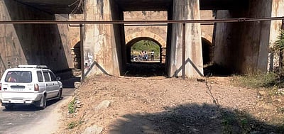 சங்ககிரி: மாவெளிபாளையம் தரைவழி பாலத்தில் முள் செடிகள் அகற்றம்