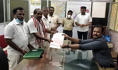 அதிமுக வேட்பாளா்கள்