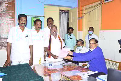 செஞ்சி: திமுக, பாமக வேட்பாளா்கள் மனு தாக்கல்