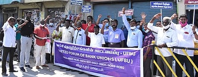 விழுப்புரம் மாவட்டத்தில் வங்கி ஊழியா்கள் வேலைநிறுத்தம்