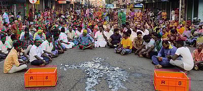 காவல் துறையைக் கண்டித்து மீன் வியாபாரிகள் சாலை மறியல்