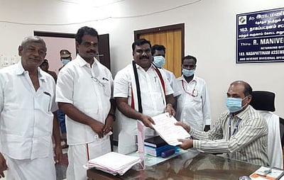நாகை தொகுதி அதிமுக வேட்பாளா் மனுதாக்கல்