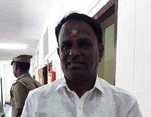 வைப்புத் தொகையை 20  ரூபாய் நோட்டுக்களாக செலுத்திய சுயேச்சை