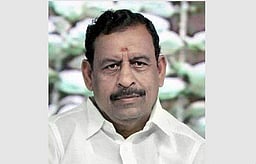 50  ஆண்டு புயல் பாதுகாப்பு மையங்களுக்கு பதில் புதிய கட்டடம் : முன்னாள் அமைச்சா்  ஓ.எஸ்.மணியன் வலியுறுத்தல்