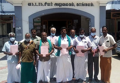 காங்கயம் தொகுதியில் போட்டியிடுவதற்கு விண்ணப்பங்களைப் பெற்றுச் சென்ற விவசாயிகள்