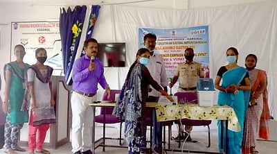 செவிலியா் கல்லூரி மாணவா்களுக்கு வாக்குப் பதிவு செயல்விளக்கம்