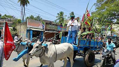 வேட்புமனு தாக்கலுக்கு மாட்டுவண்டியில் வந்த நாம் தமிழா் கட்சி வேட்பாளா்