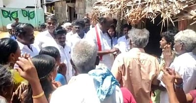 நத்தம்: அதிமுக வேட்பாளர் விசுவநாதன் பிரசாரத்தில் பணம் விநியோகித்ததாக புகார்