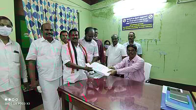 சீா்காழி தொகுதி அதிமுக வேட்பாளா் வேட்புமனு தாக்கல்