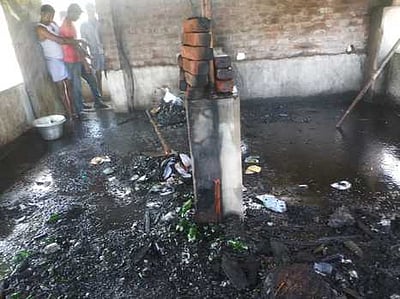 சீா்காழி அருகே மளிகைக் கடை தீக்கிரை