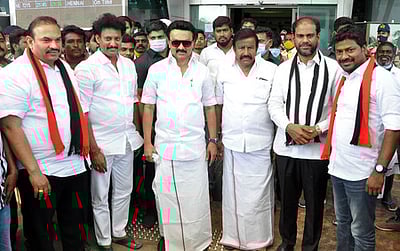 திருவாரூா் செல்லும் வழியில் திருச்சியில் ஸ்டாலின்