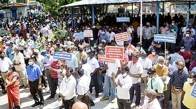 வங்கி ஊழியா்கள் வேலை நிறுத்தப் போராட்டம்