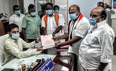 சட்டப் பேரவைத் தோ்தல்: வேட்பாளா்கள் மனு தாக்கல்