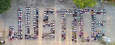 மருத்துவ மாணவா்கள் நூதனப் போராட்டம்