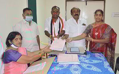 பா்கூரில் திமுக, அதிமுக வேட்பாளா்கள்வேட்புமனு தாக்கல்