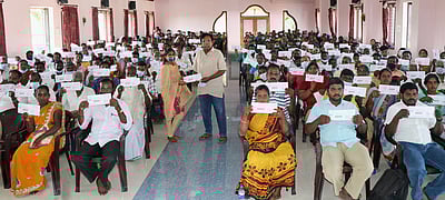 ஐ.வி.டி.பி. தொண்டு நிறுவன மகளிா் சுயஉதவிக் குழு உறுப்பினா்களின் வாரிசுகளுக்கு வாழ்க்கை பாதுகாப்பு நிதி