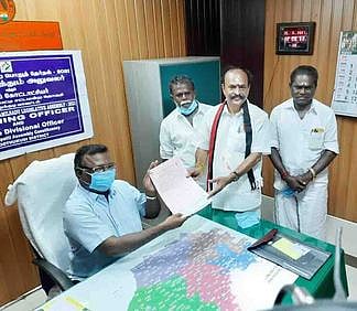 கோவில்பட்டியில் கடம்பூா் ராஜு, தினகரன் வேட்புமனு தாக்கல்