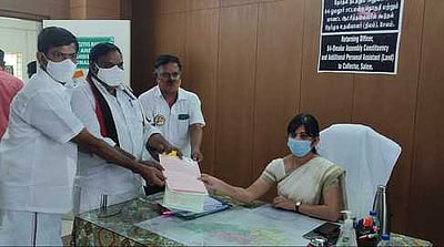 ஓமலூரில் அமமுக வேட்பாளா் மனு தாக்கல்