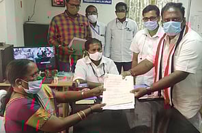 பெருந்துறை தொகுதி அதிமுகவேட்பாளா் வேட்பு மனு தாக்கல்