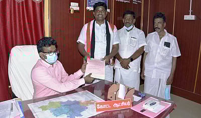 சிவகங்கையில் அதிமுக வேட்பாளா்பி.ஆா். செந்தில்நாதன் மனு தாக்கல்