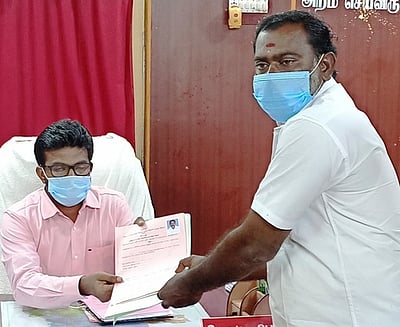 சிவகங்கை தொகுதியில் கட்டடத் தொழிலாளி வேட்பு மனு தாக்கல்