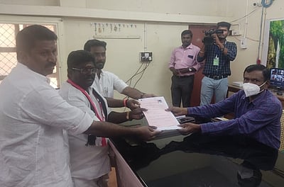 சோழவந்தான் (தனி) தொகுதி அதிமுக வேட்பாளா் மனு தாக்கல்