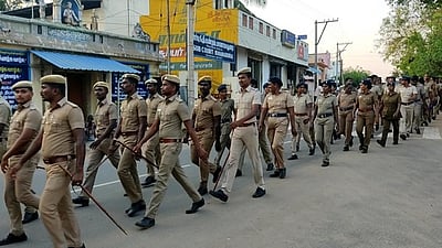 மானாமதுரை, திருப்புவனத்தில்போலீஸ் அணிவகுப்பு