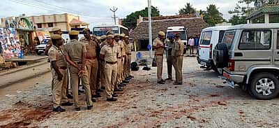 மேலூர் அருகே தேவர் சிலையை அகற்றுவது தொடர்பாக பொதுமக்கள் - போலீசார் மோதல்