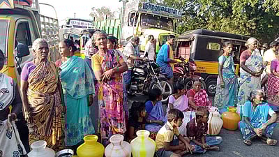 குடிநீர் வராததால் உசிலம்பட்டி அருகே சாலை மறியல் 