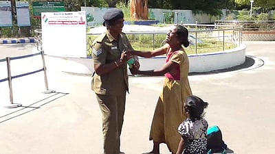 திருவாரூர் ஆட்சியர் அலுவலகத்தில் இளம்பெண் குழந்தையுடன் தீக்குளிக்க முயற்சி 