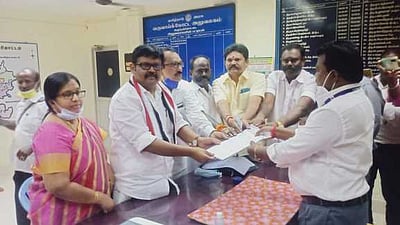 அருப்புக்கோட்டையில் அதிமுக வேட்பாளா் வைகைச்செல்வன் வேட்புமனு தாக்கல்