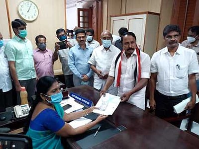 கோபியில் அதிமுக வேட்பாளா் கே.ஏ.செங்கோட்டையன் வேட்பு மனு தாக்கல்