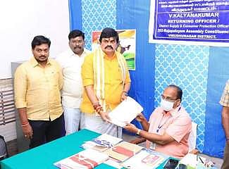 ராஜபாளையத்தில் அமைச்சா் கே.டி.ராஜேந்திரபாலாஜி  வேட்பு மனு தாக்கல்