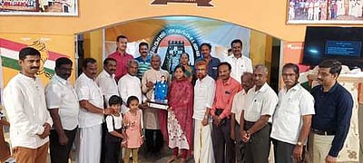 கம்பத்தில் விண்வெளி பயிற்சி பெறும் மாணவிக்கு பாராட்டு