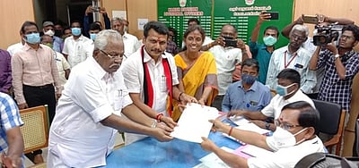 கரூா் தொகுதி திமுக வேட்பாளா் வி.செந்தில்பாலாஜி வேட்புமனு தாக்கல்