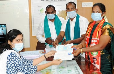 பெரம்பலூா் தொகுதி நாம் தமிழா் கட்சி வேட்பாளா் மனு தாக்கல்