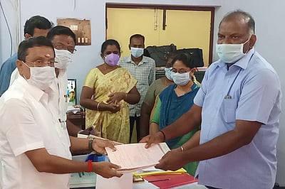 பரமத்தி வேலூா் தொகுதியில் அதிமுக, திமுக வேட்பாளா்கள் மனு தாக்கல்